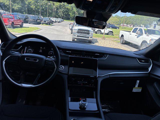 new 2025 Jeep Grand Cherokee car, priced at $40,670
