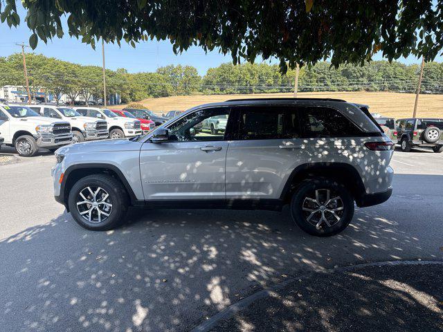 new 2025 Jeep Grand Cherokee car, priced at $43,990