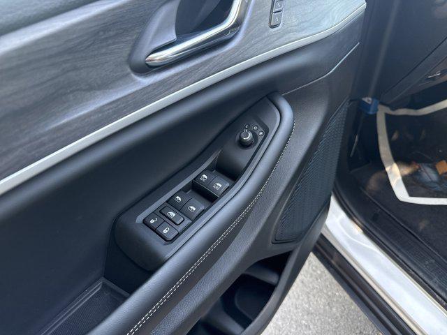 new 2025 Jeep Grand Cherokee car, priced at $43,990