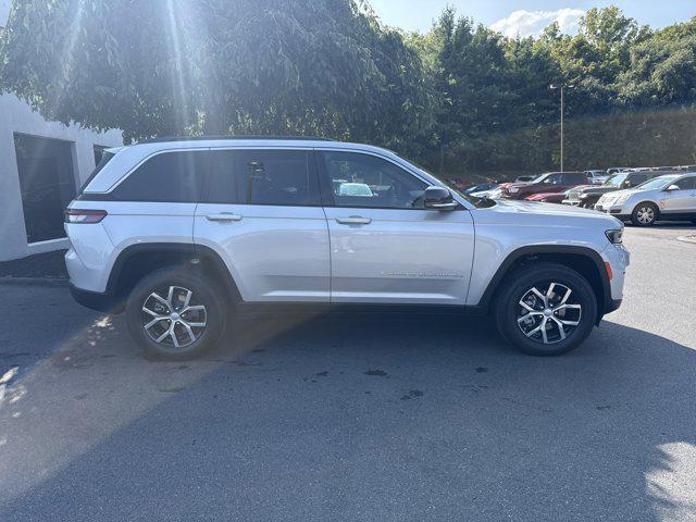 new 2025 Jeep Grand Cherokee car, priced at $43,990