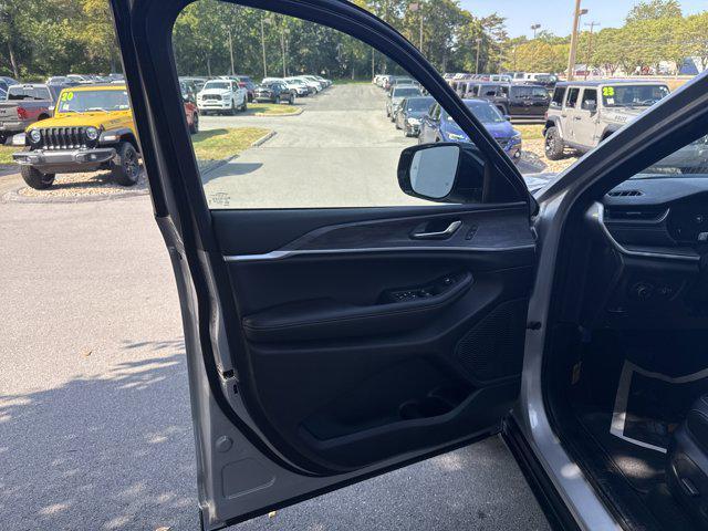 new 2025 Jeep Grand Cherokee car, priced at $43,990