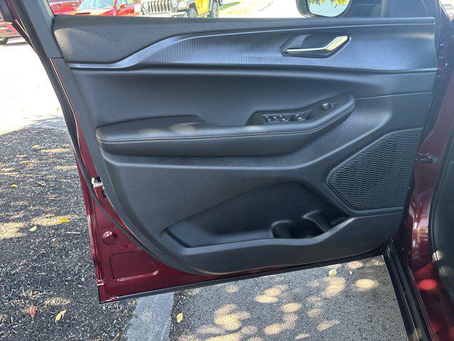 new 2025 Jeep Grand Cherokee car, priced at $40,670