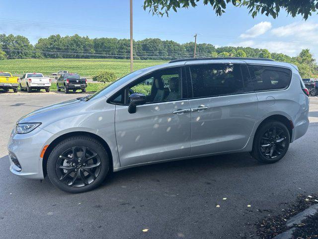 new 2024 Chrysler Pacifica car, priced at $43,330