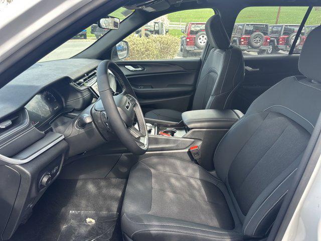 new 2025 Jeep Grand Cherokee car, priced at $40,570