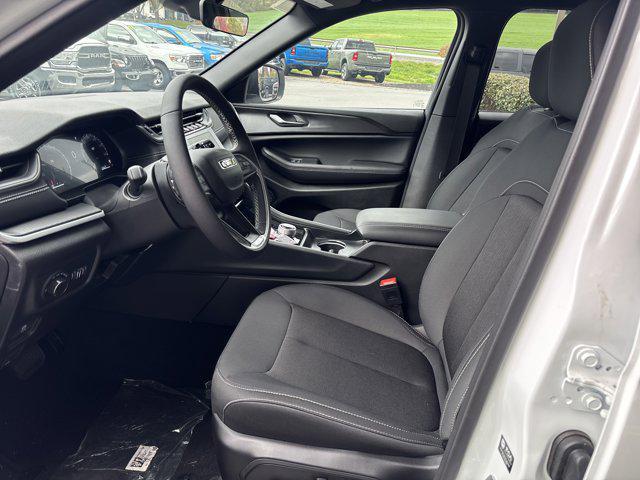 new 2025 Jeep Grand Cherokee car, priced at $40,120