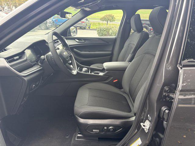 new 2025 Jeep Grand Cherokee car, priced at $40,670