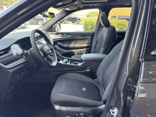 new 2025 Jeep Grand Cherokee car, priced at $40,670