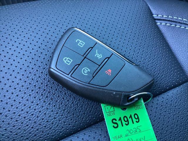 new 2025 Chevrolet Traverse car, priced at $46,555