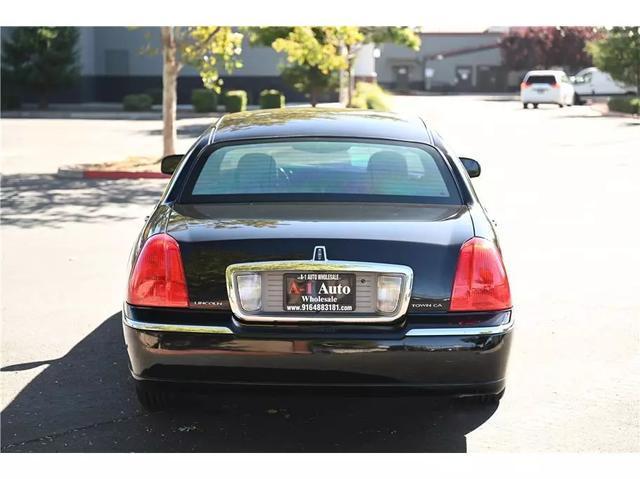 used 2008 Lincoln Town Car car, priced at $11,989