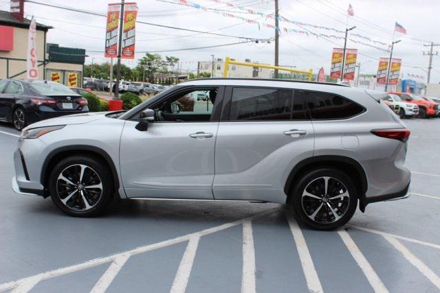 used 2022 Toyota Highlander car, priced at $41,995