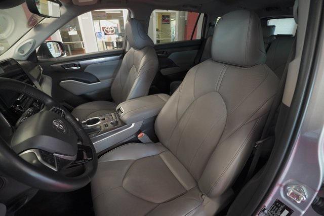 used 2022 Toyota Highlander car, priced at $41,995