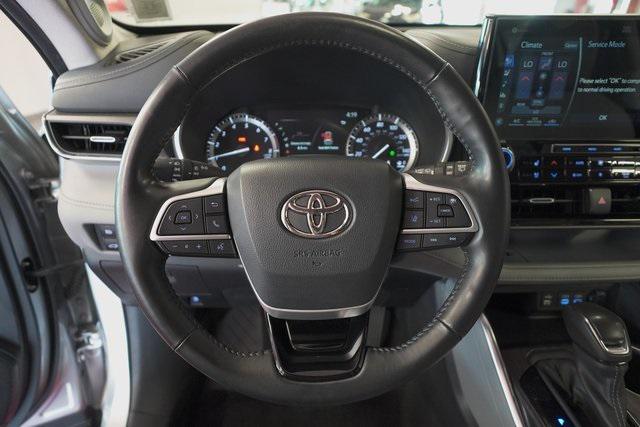 used 2022 Toyota Highlander car, priced at $41,995