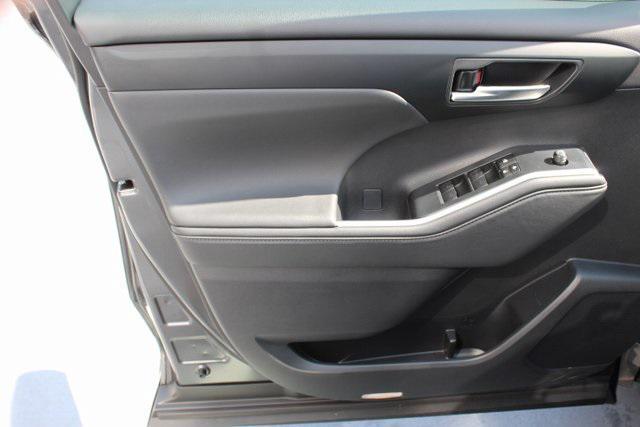 used 2024 Toyota Highlander Hybrid car, priced at $47,995