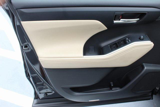 used 2023 Toyota Highlander car, priced at $39,995