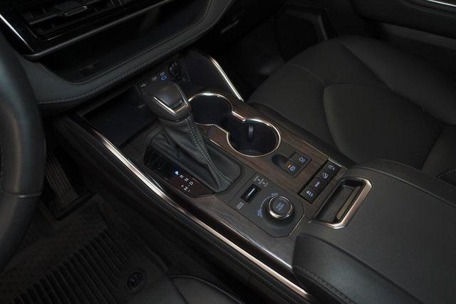 used 2022 Toyota Highlander car, priced at $43,995