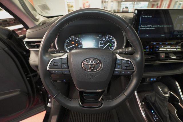 used 2022 Toyota Highlander car, priced at $43,995