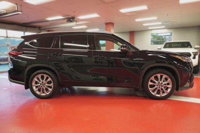 used 2022 Toyota Highlander car, priced at $43,995