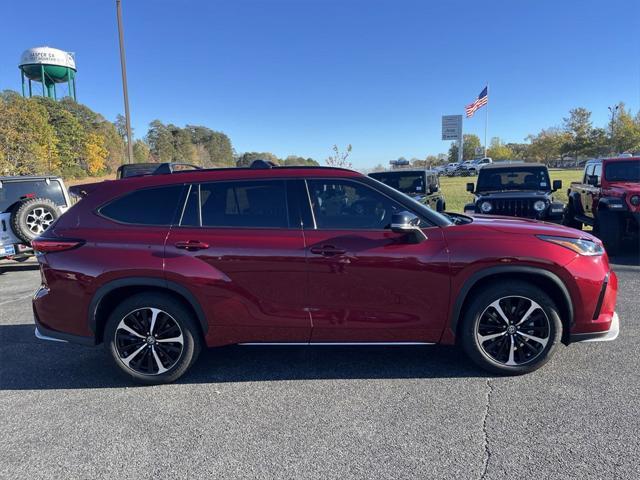 used 2021 Toyota Highlander car, priced at $32,660