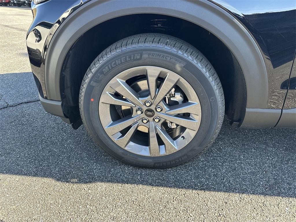 new 2025 Ford Explorer car, priced at $43,900