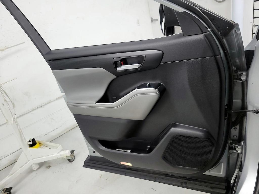 used 2020 Toyota Highlander car, priced at $32,998