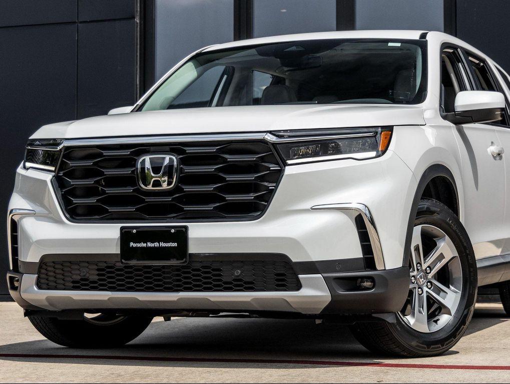 used 2025 Honda Pilot car, priced at $38,491