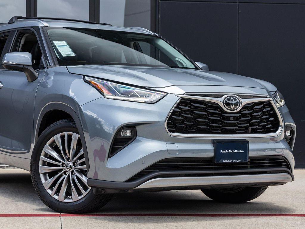 used 2021 Toyota Highlander car, priced at $33,991