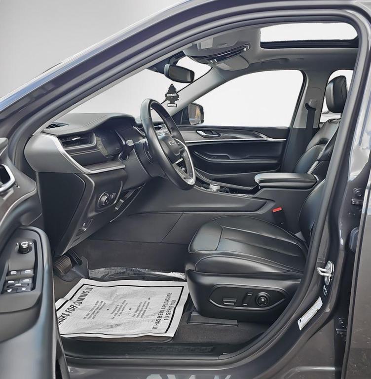 used 2022 Jeep Grand Cherokee car, priced at $28,000