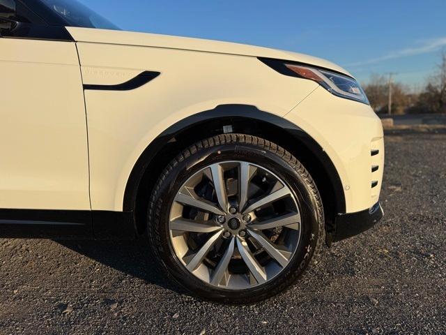 new 2025 Land Rover Discovery car, priced at $71,110