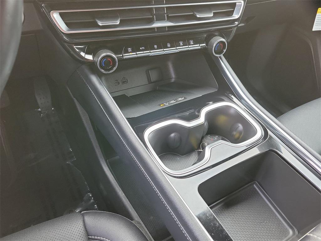 used 2025 Chevrolet Traverse car, priced at $37,990