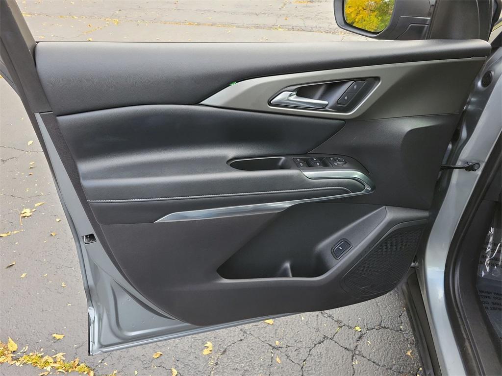 used 2025 Chevrolet Traverse car, priced at $37,990