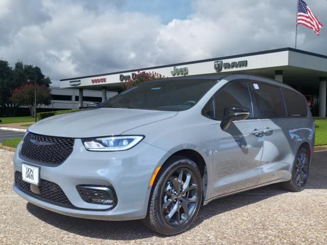 new 2024 Chrysler Pacifica car, priced at $52,300