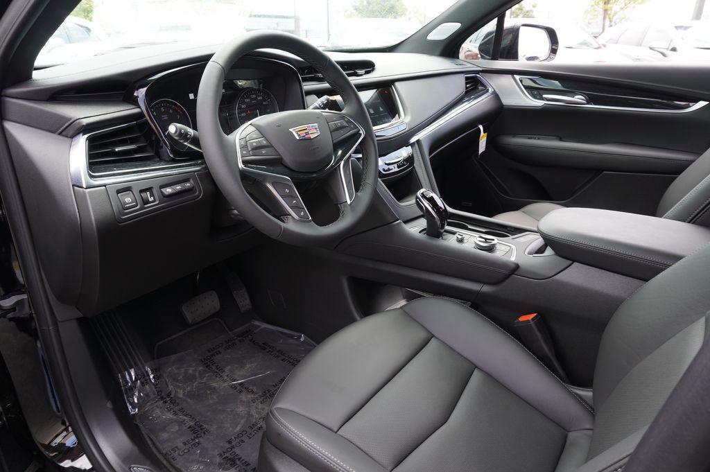 new 2025 Cadillac XT5 car, priced at $55,990
