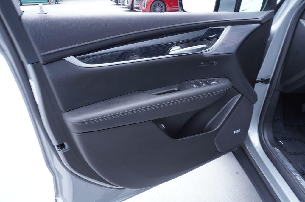 used 2025 Cadillac XT5 car, priced at $37,880