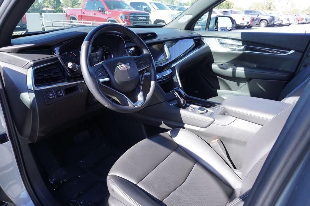 used 2025 Cadillac XT6 car, priced at $42,804