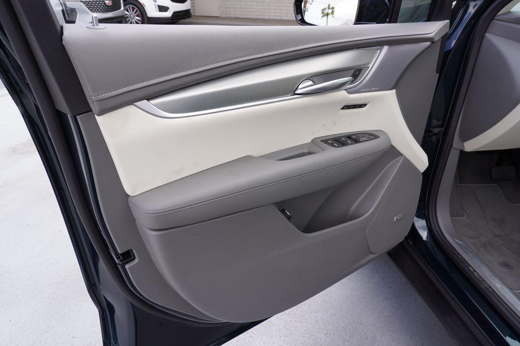 new 2025 Cadillac XT5 car, priced at $54,390