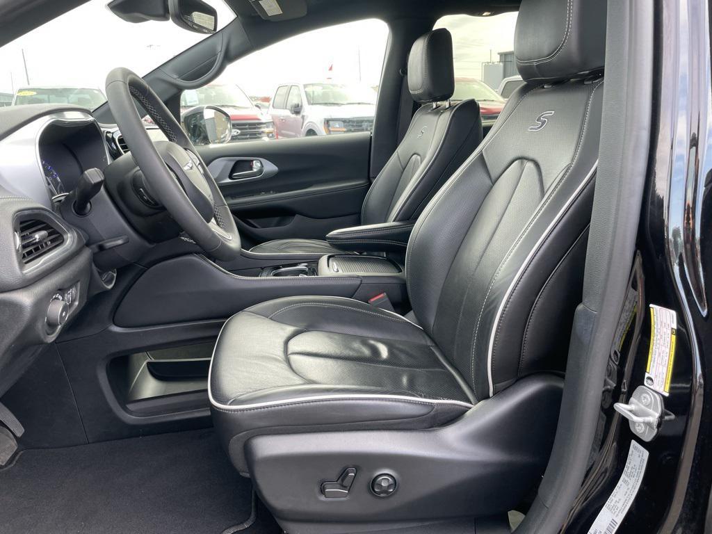 used 2025 Chrysler Pacifica car, priced at $39,999