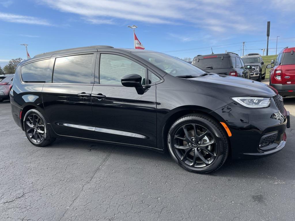 used 2025 Chrysler Pacifica car, priced at $39,999