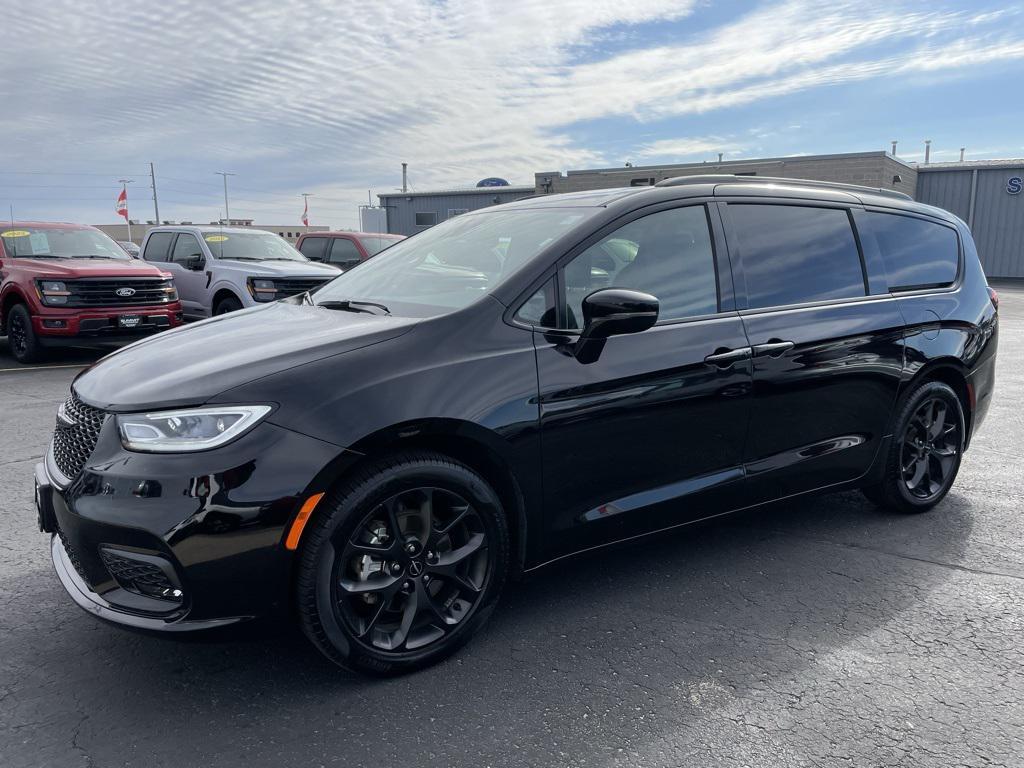 used 2025 Chrysler Pacifica car, priced at $39,999