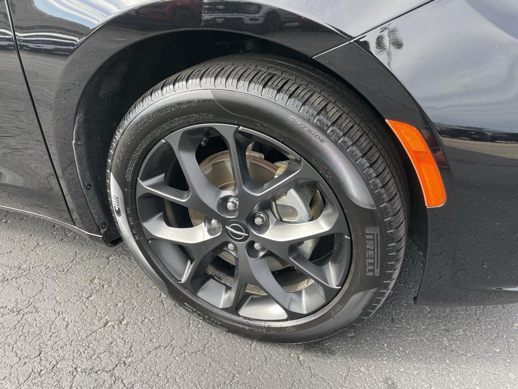 used 2025 Chrysler Pacifica car, priced at $39,999