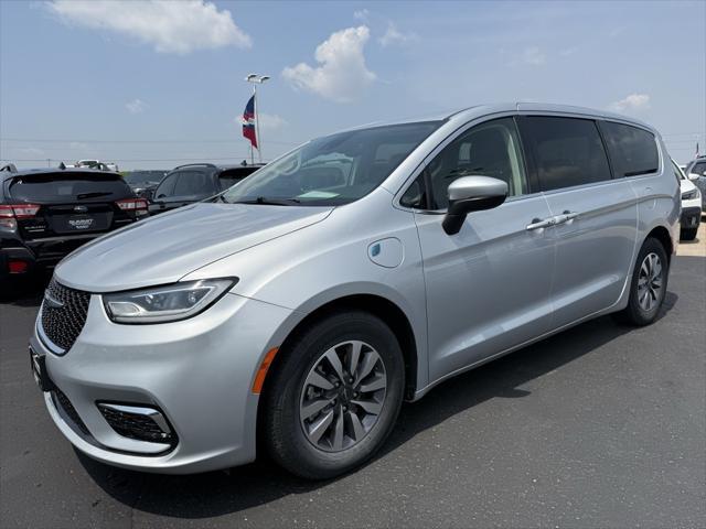 used 2023 Chrysler Pacifica Hybrid car, priced at $25,999