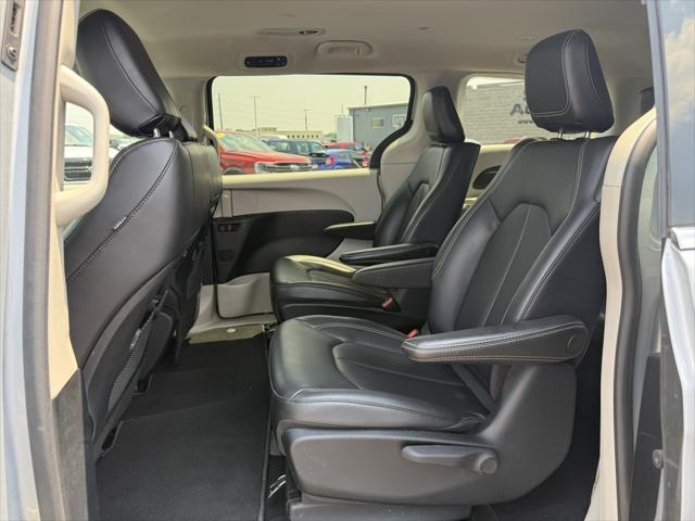 used 2023 Chrysler Pacifica Hybrid car, priced at $25,999