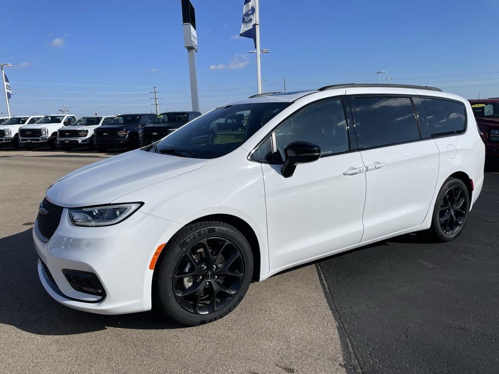 used 2025 Chrysler Pacifica car, priced at $38,999