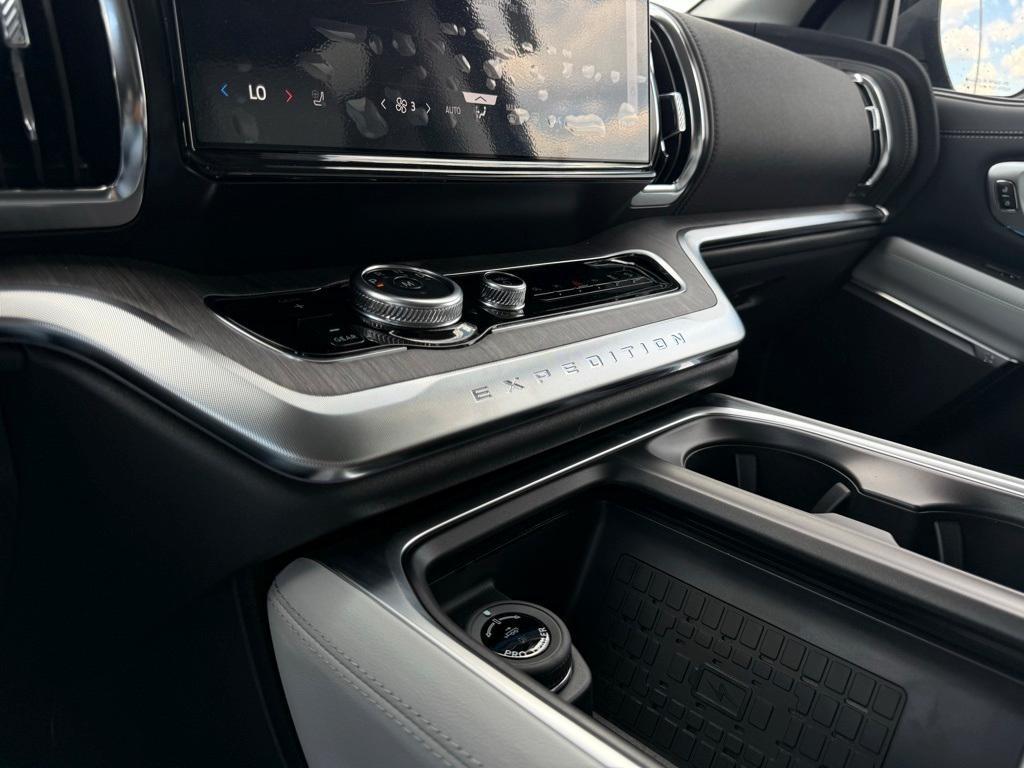 new 2025 Ford Expedition car, priced at $88,090