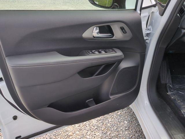 new 2025 Chrysler Pacifica car, priced at $43,377
