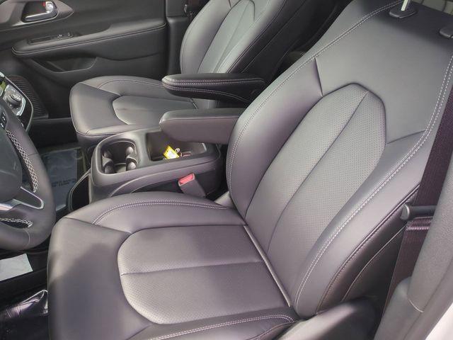 new 2025 Chrysler Pacifica car, priced at $43,377
