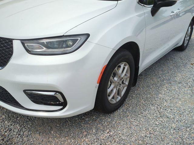 new 2025 Chrysler Pacifica car, priced at $43,377