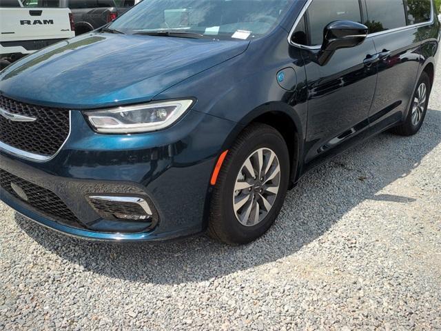 new 2025 Chrysler Pacifica Hybrid car, priced at $41,054