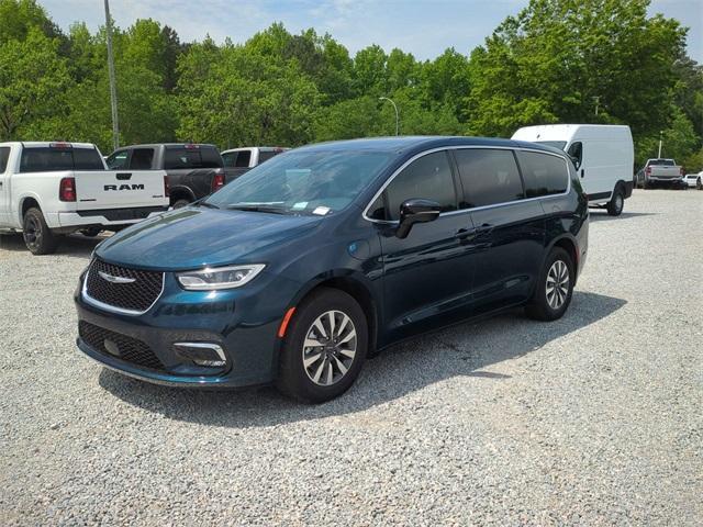 new 2025 Chrysler Pacifica Hybrid car, priced at $41,054