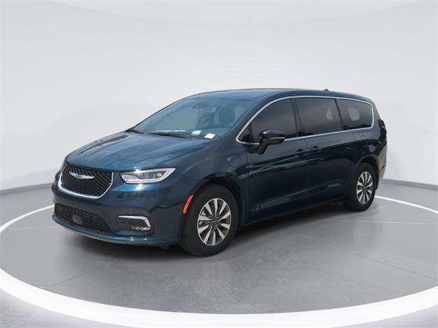 new 2025 Chrysler Pacifica Hybrid car, priced at $41,054