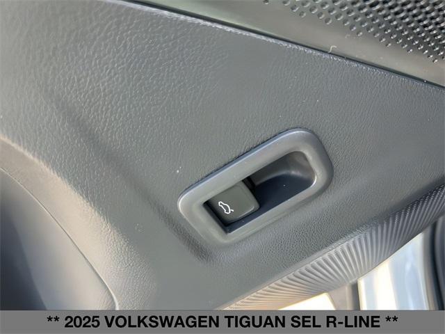 new 2025 Volkswagen Tiguan car, priced at $43,677